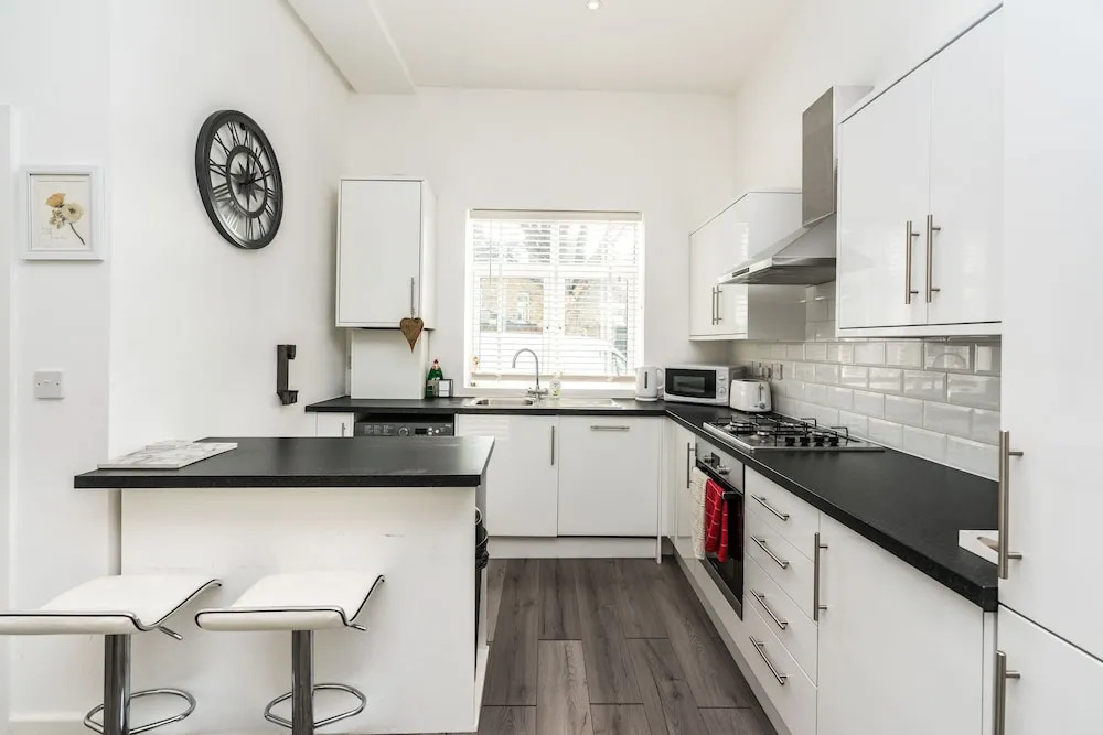 Modern 3BD House Near Heathrow and Tube Station