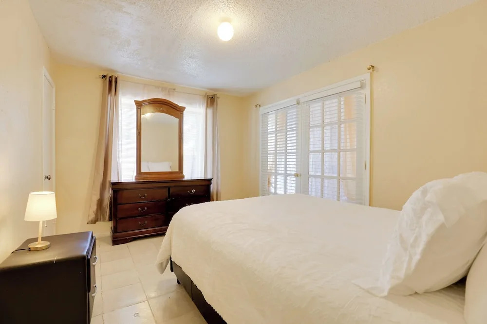 Houston Area Home w/ Yard - 5 Mi to Sugar Lakes!