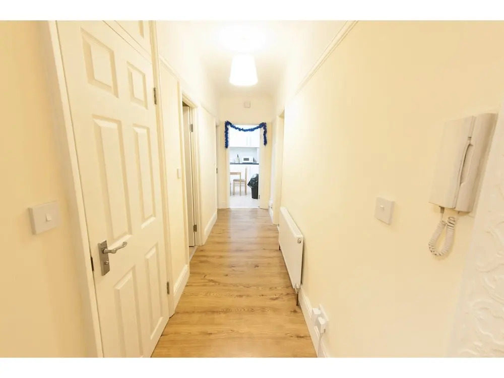 Spacious & Quiet 4BR Flat for 8 in Hampstead