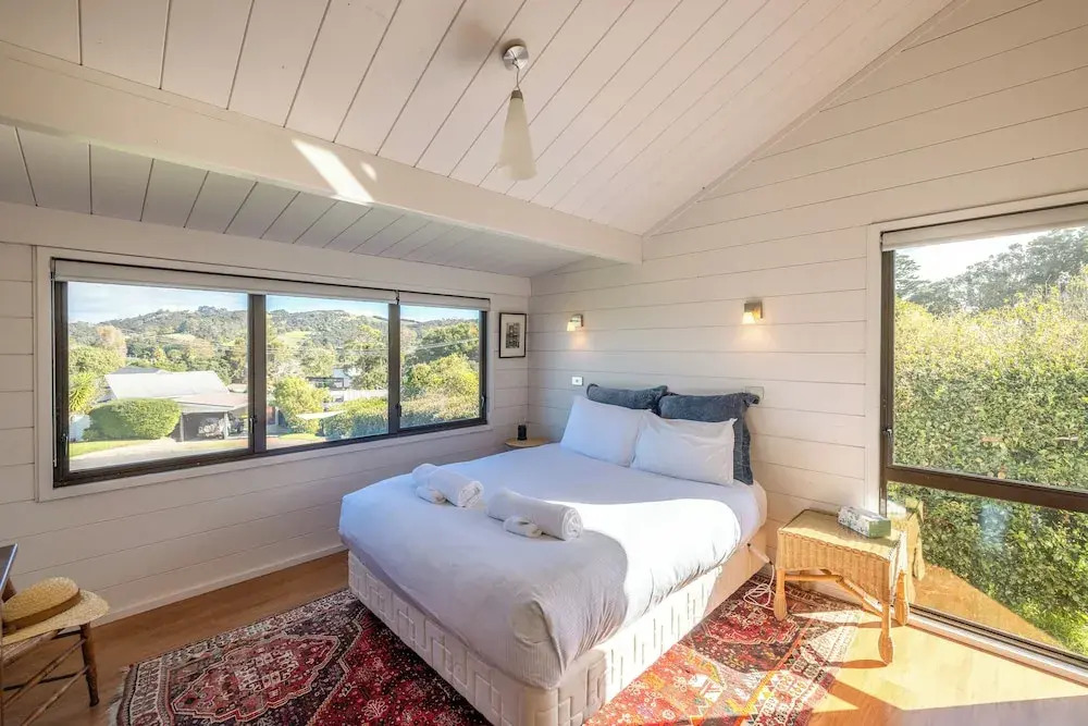 Matai Cottage in Oneroa with Sea Views