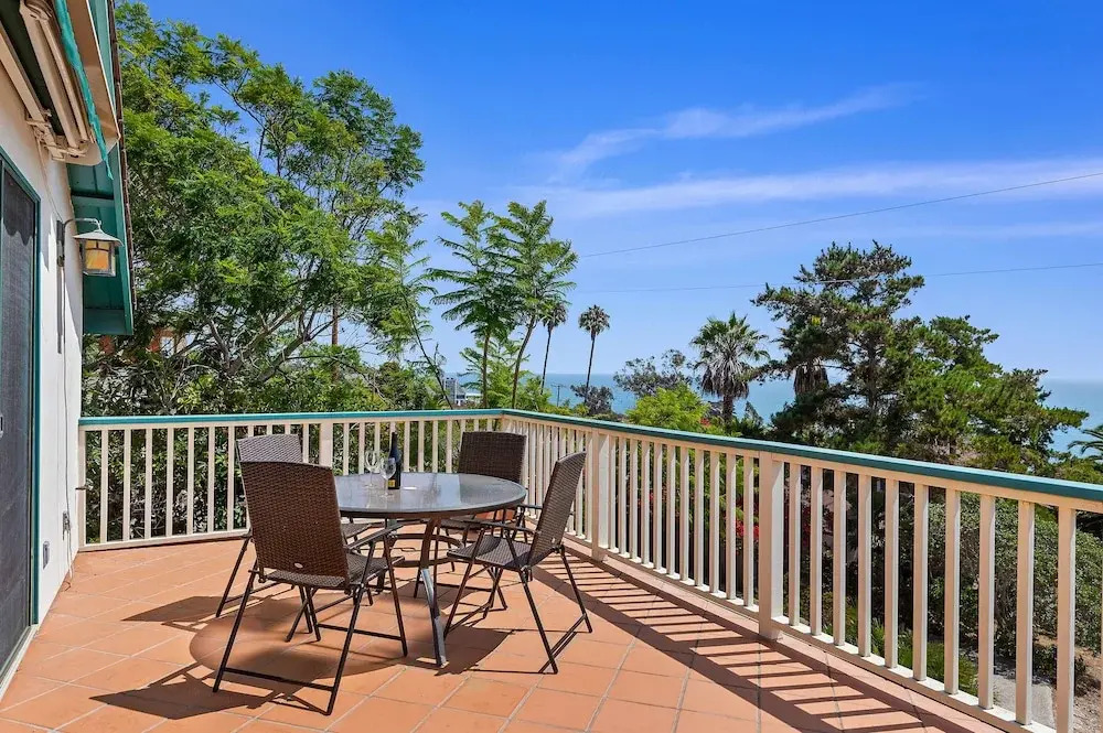 Blue Ocean View Retreat - Minutes to Beach