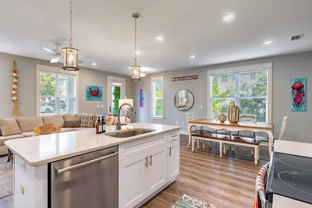 Gulf Coast Gem by Avantstay 3 Blocks to Beach & Town Plaza Community Pool