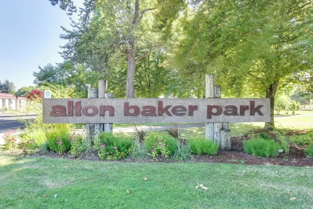 Pet-friendly Home w/ Yard, 2 Mi to Autzen Stadium