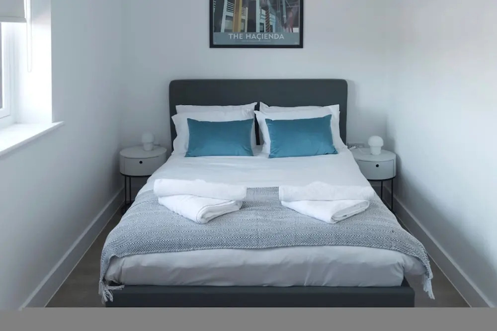 Luxury Manchester Apartment - Blue
