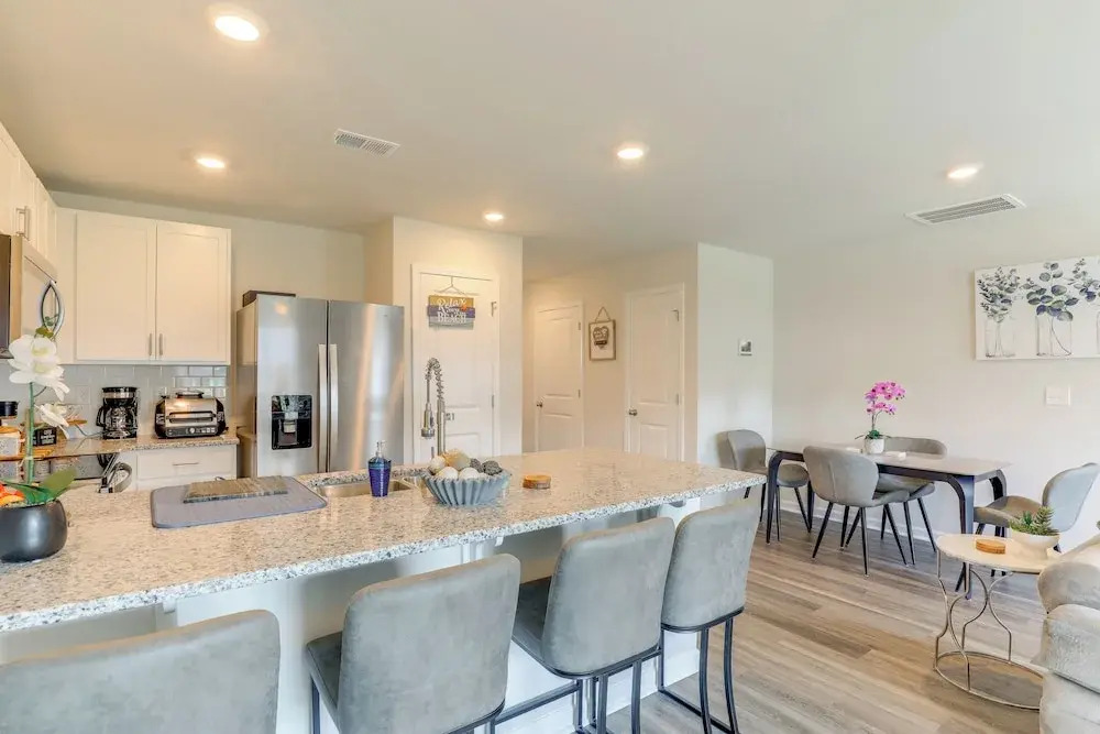 Modern Escape 2 Mi to Surfside Beach Fishing Pier