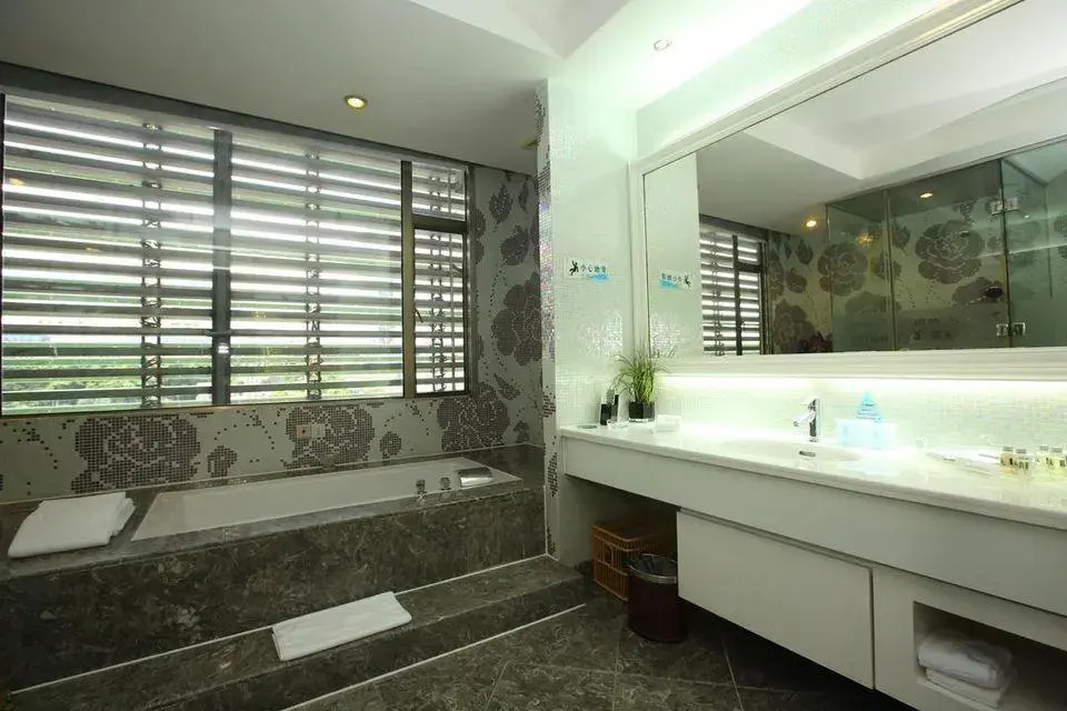 Blue Coast International Hotel (Guangzhou Baiyun Railway Station · Sanyuanli Metro Station)