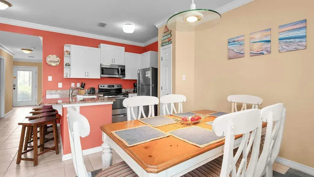 Cozy Family Home - Community Pool, Private Porch, 10-minute Walk to Beach