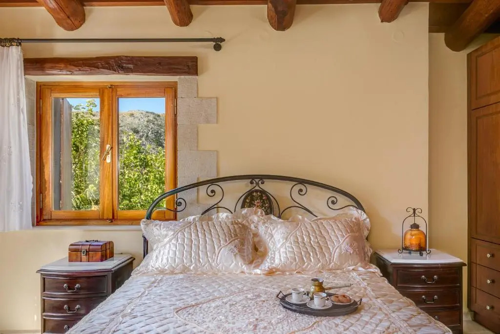 Ifigenia Lux MAISONETTE in oldtown and Villas in theriso vilage 14 km outside of chania