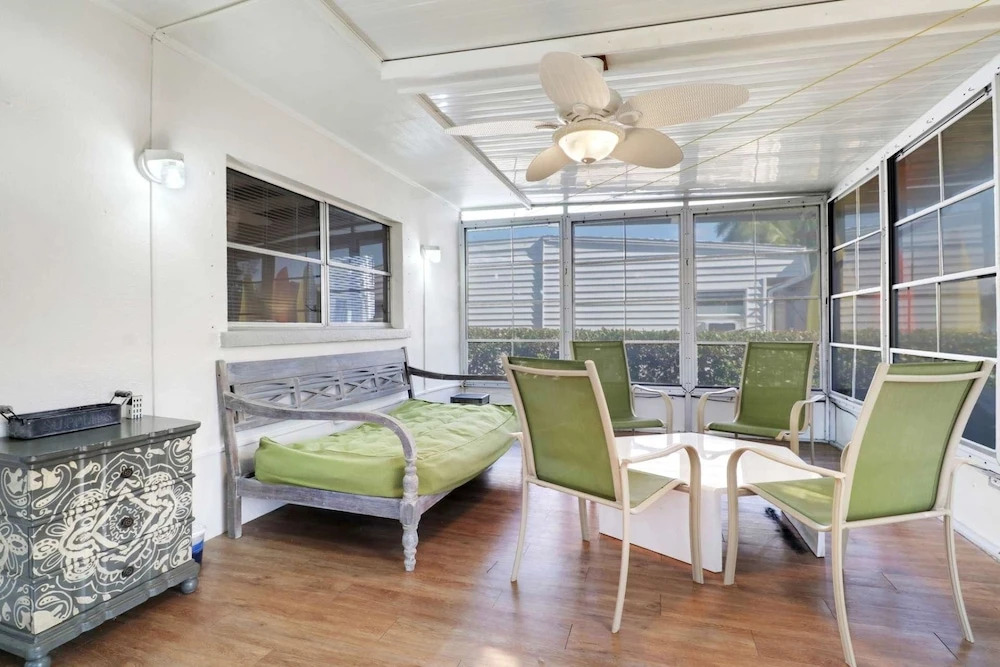 Flamingo Street Bungalow, Walk to Beach