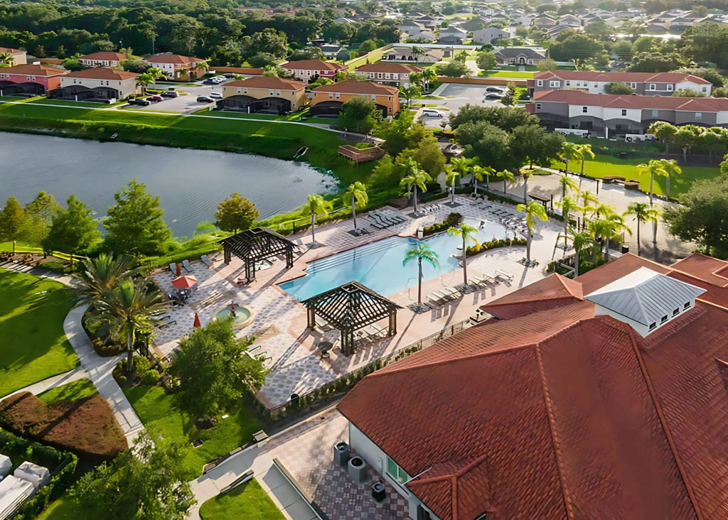 16 Guest Pool Home w Lake Facing Sundeck