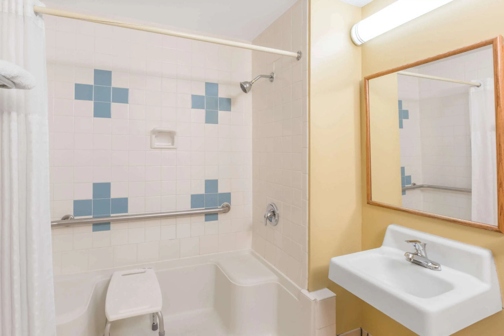 Super 8 by Wyndham Wichita Airport West Kellogg