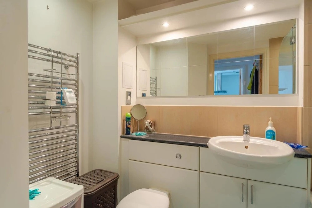 Lovely 1BR Home by River Thames W/balcony 2 Guests