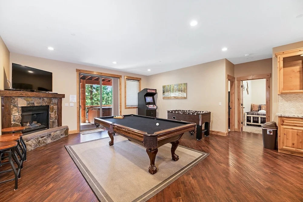 Big Bear Lodge W/ Sauna, Hot Tub, Decks & 4 Fireplaces 6 Bedroom Home
