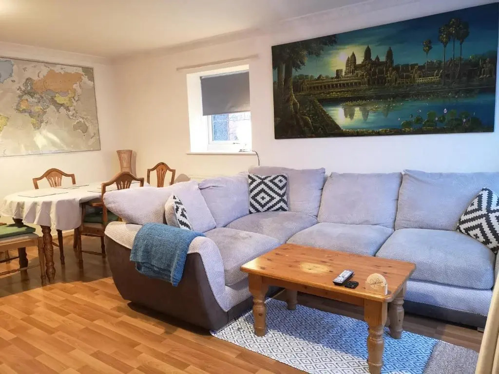 BrumStay UK - 5 Bed TownHouse with Garden and Parking for upto 3 small cars