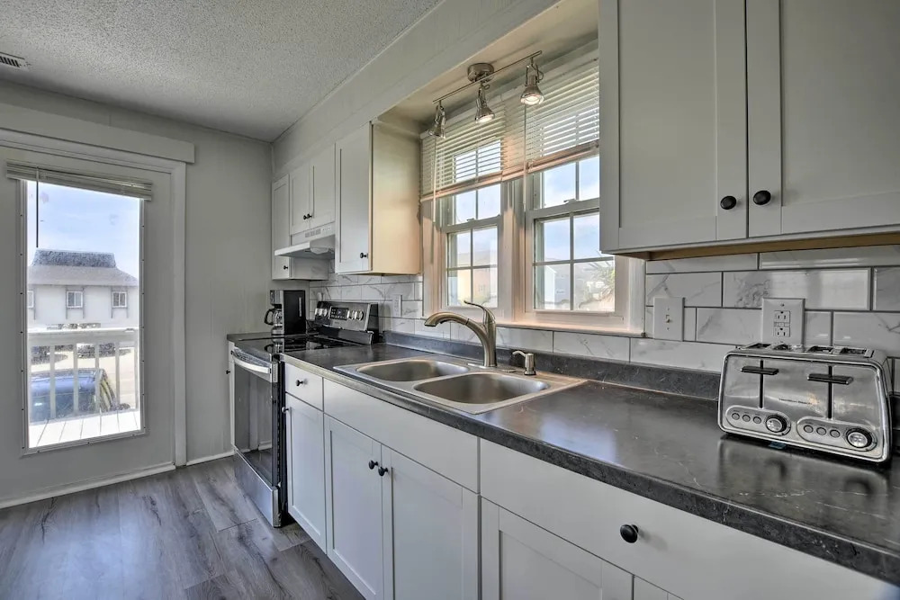 Oak Island Beach Abode w/ Deck: Walk to Shore!
