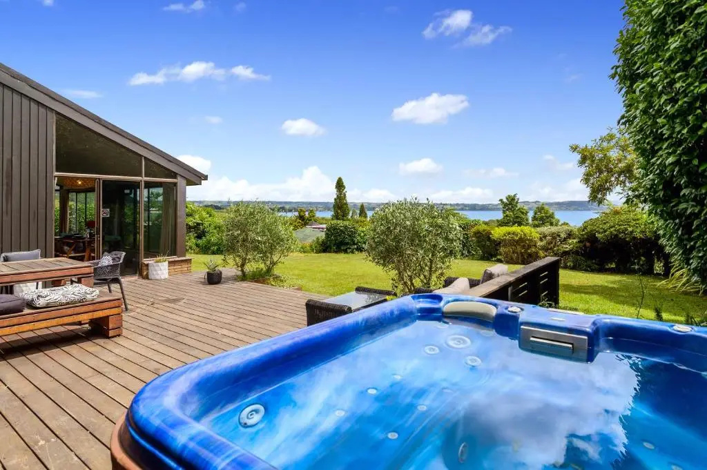 The Bird House - Kawaha Point, Rotorua. Stylish six bedroom home with space, views and relaxed atmosphere