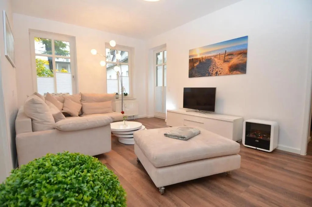 Villa Strandblick in Binz, FeWo direkt am Strand mit Balkon und seitlichem Meerblick