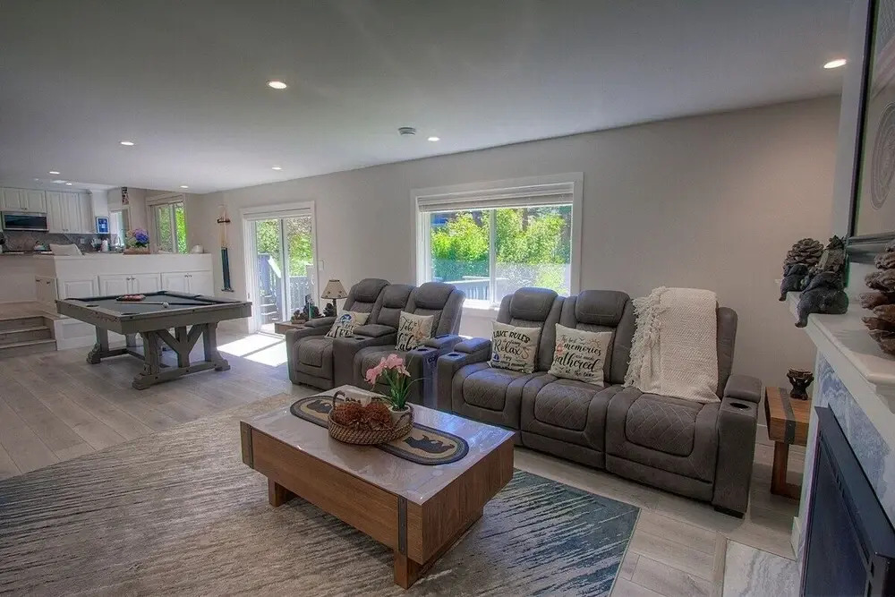 Creek Side Summit 4 Bedroom Home by RedAwning