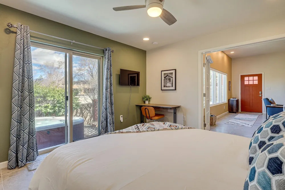 Taos Home w/ Private Hot Tub, Sauna & Gas Grill!