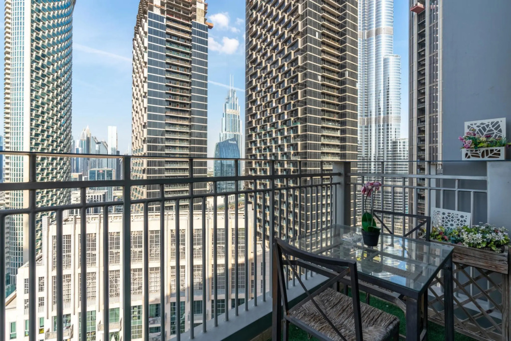 1BR Apt Top Floor Burj Sea Views Downtown