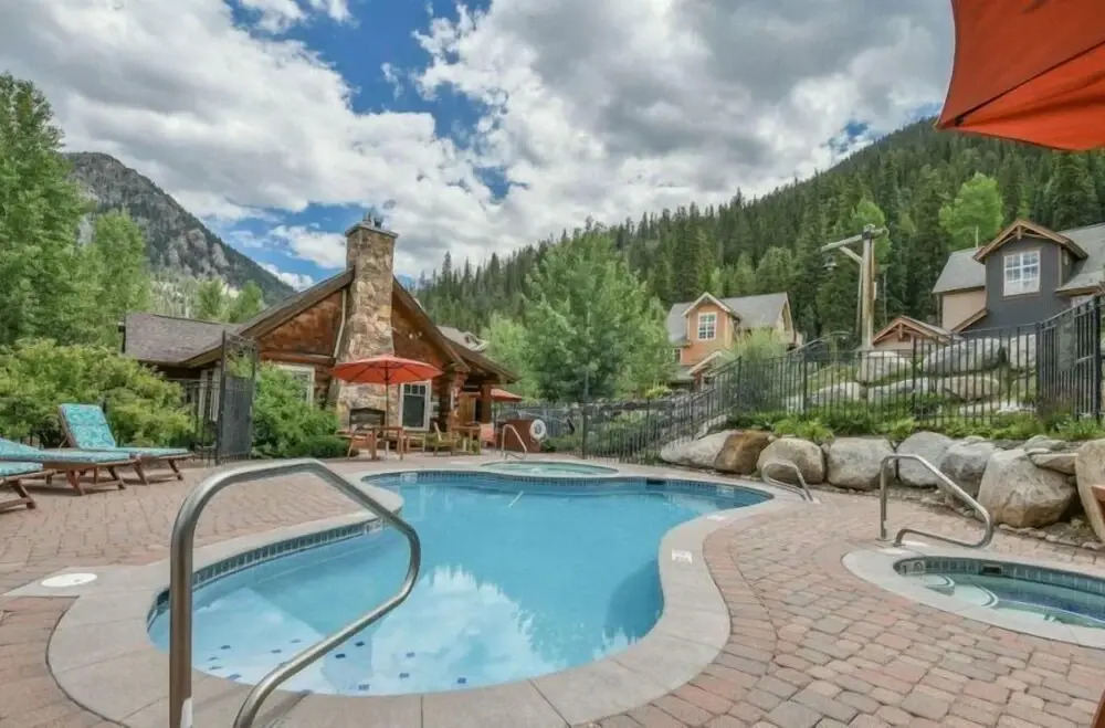 Private 3 Bedroom Townhome Located in East Keystone With Access to a Firepit, Hot Tub, and Billiards