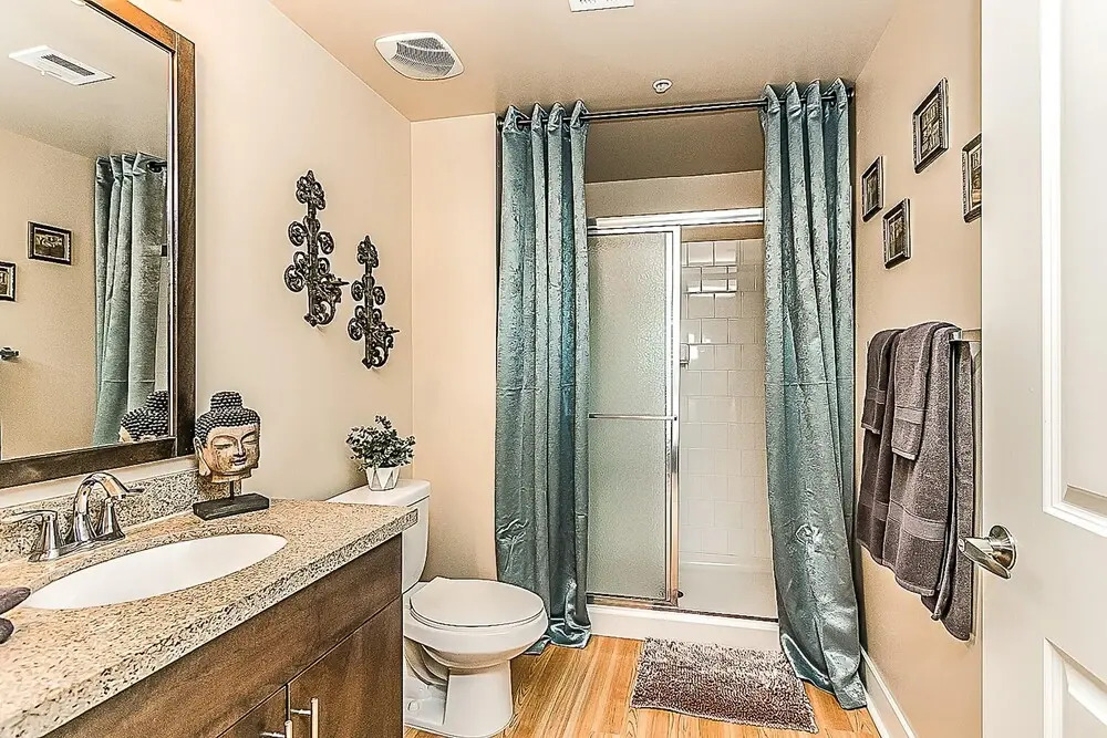 Upscale 2 BR King, Walk to Shops & Dining w/Parking (4036)