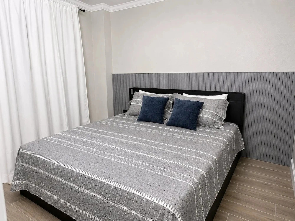 Modern 2BR Suite at Enclave 5min Universal