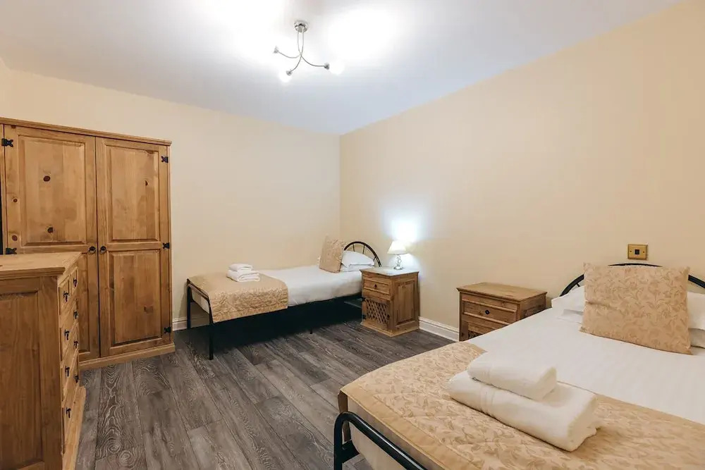 Serene 2-bedroom Cottage in Dorrington, No Deposit