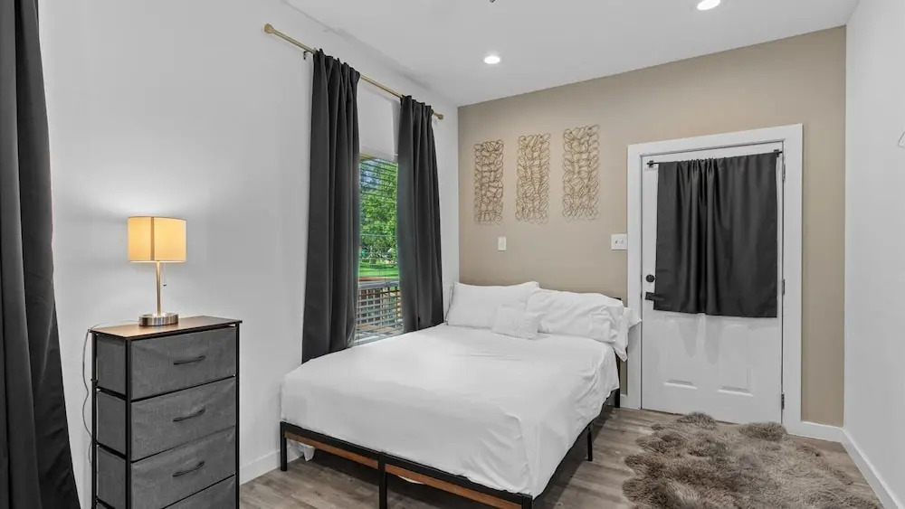 Large 6BR Lakefront Home With Private Pool & Views