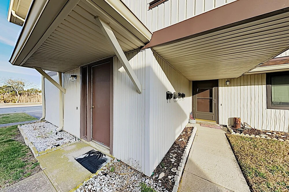 New Listing! Cozy Canal-side , Walk To Beach 2 Bedroom Condo