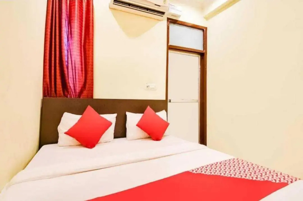 OYO Flagship 80511A Hotel Manyvar