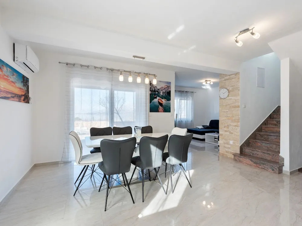 Bright Holiday Home in Jasenice With Beach Nearby