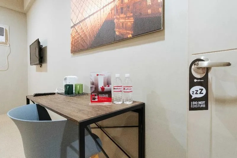RedDoorz Plus near Osmena Highway 2 - Quarantine Hotel
