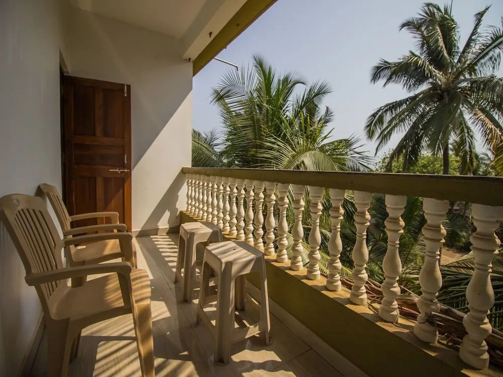 OYO 13203 Home Bright Studio Near Morjim Beach