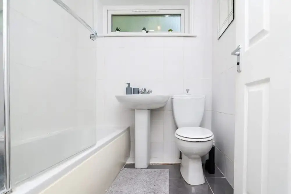 2 Bedroom Flat - Free Parking