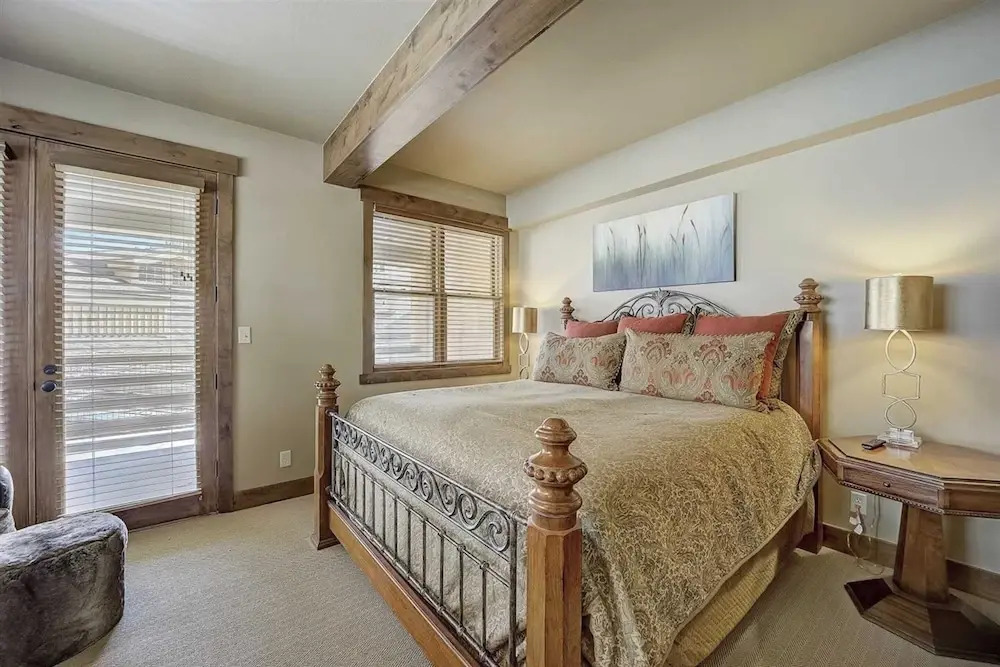 7 Condos, Ski-in/ski-out + Hot Tubs Sleeps 30 Mont Cervin by Avantstay