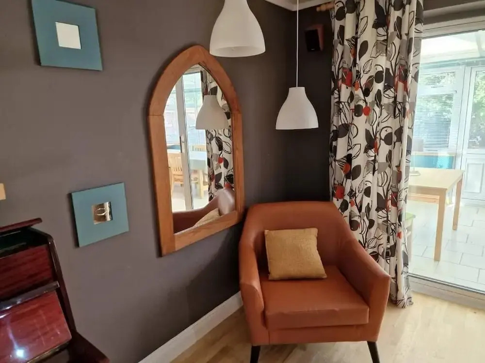 Spacious 6-bed house - 12 mins Gatwick