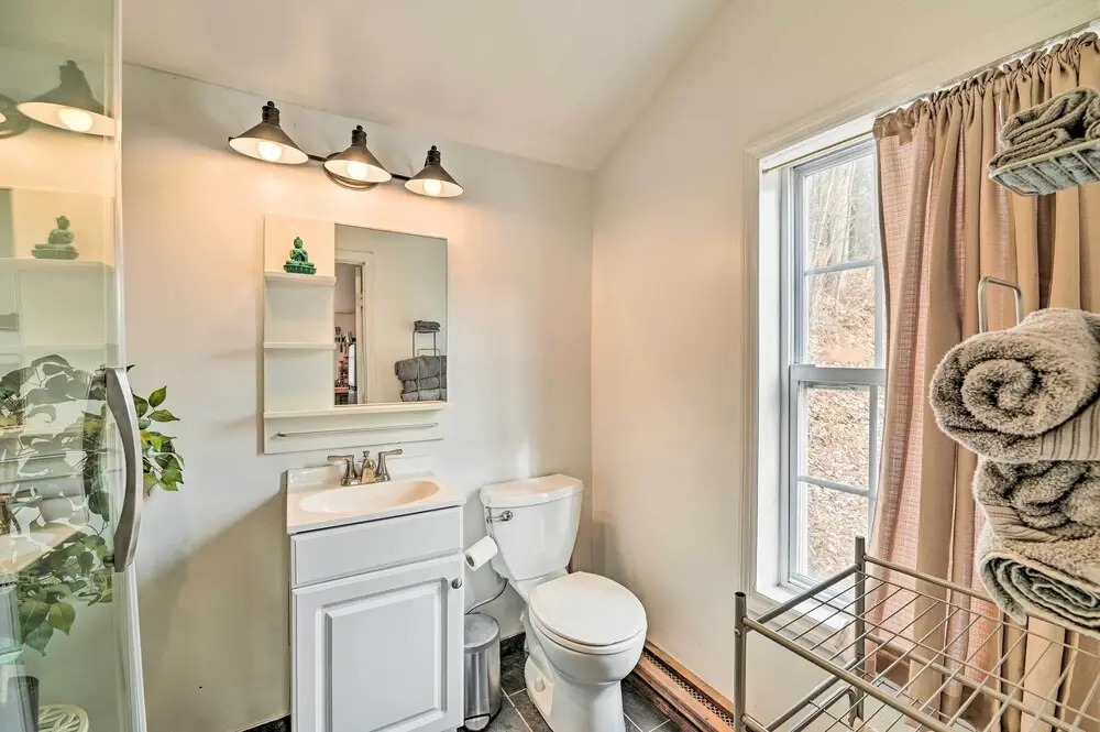 Chic Prattsville Studio w/ Private Hot Tub!