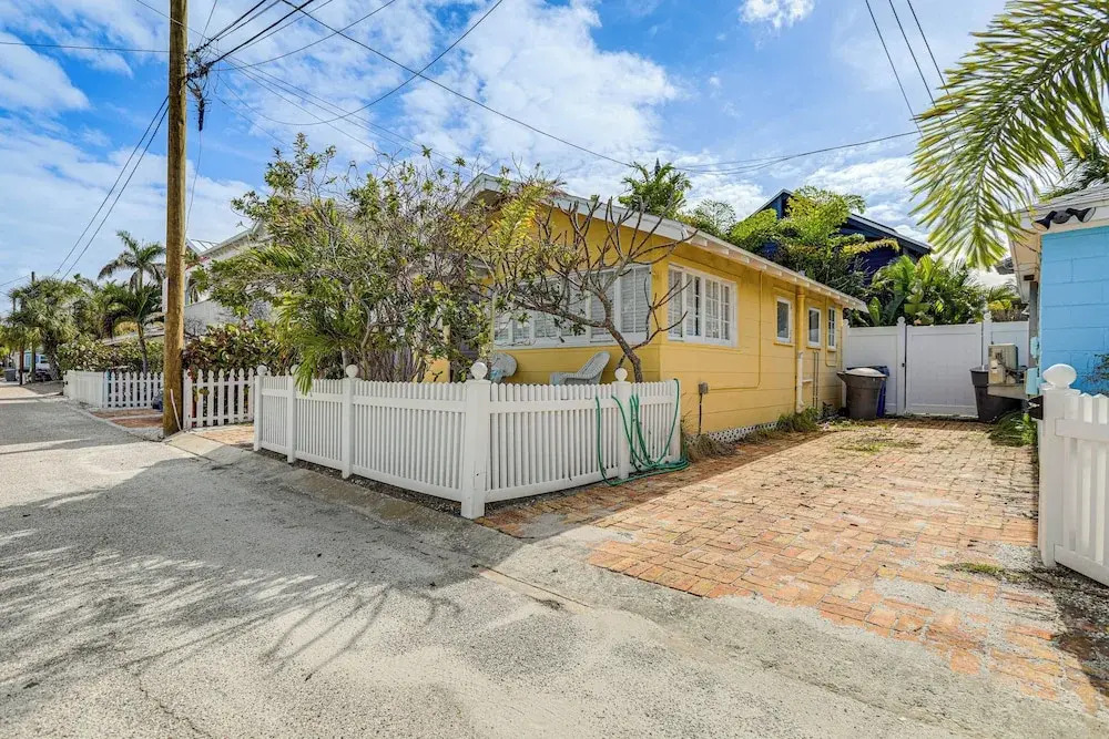 Sunny Treasure Island Bungalow, 200 Steps to Beach, Treasure Island