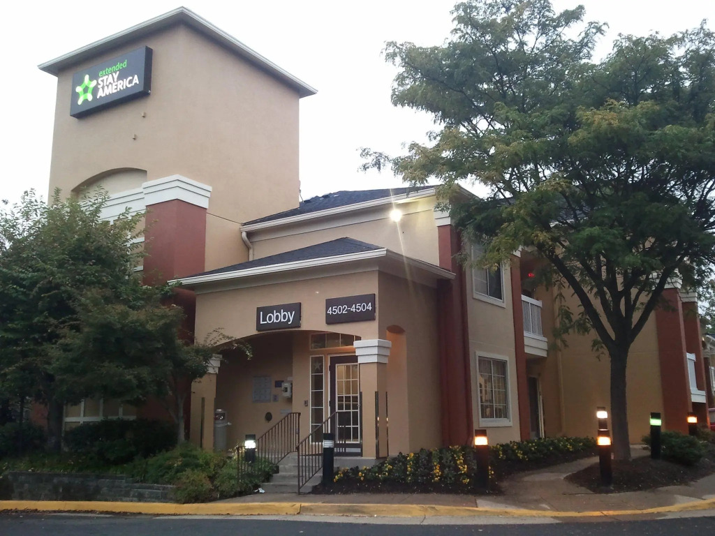 HomeTowne Studios by Red Roof Chantilly