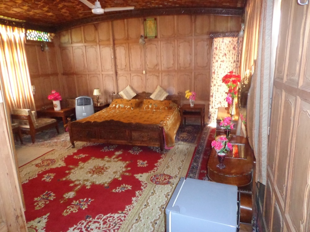 Alif Laila Group of Houseboats