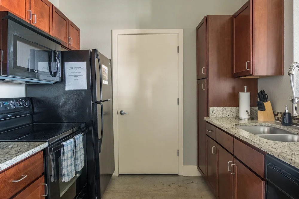 Downtown 1 BR and 2 BR Apts near Riverwalk by Frontdesk