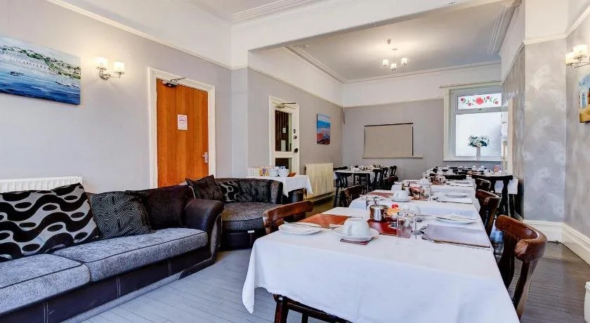 Rayners Hotel