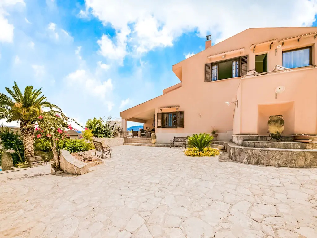 Spacious Villa in Castellammare del Golfo with Swimming Pool