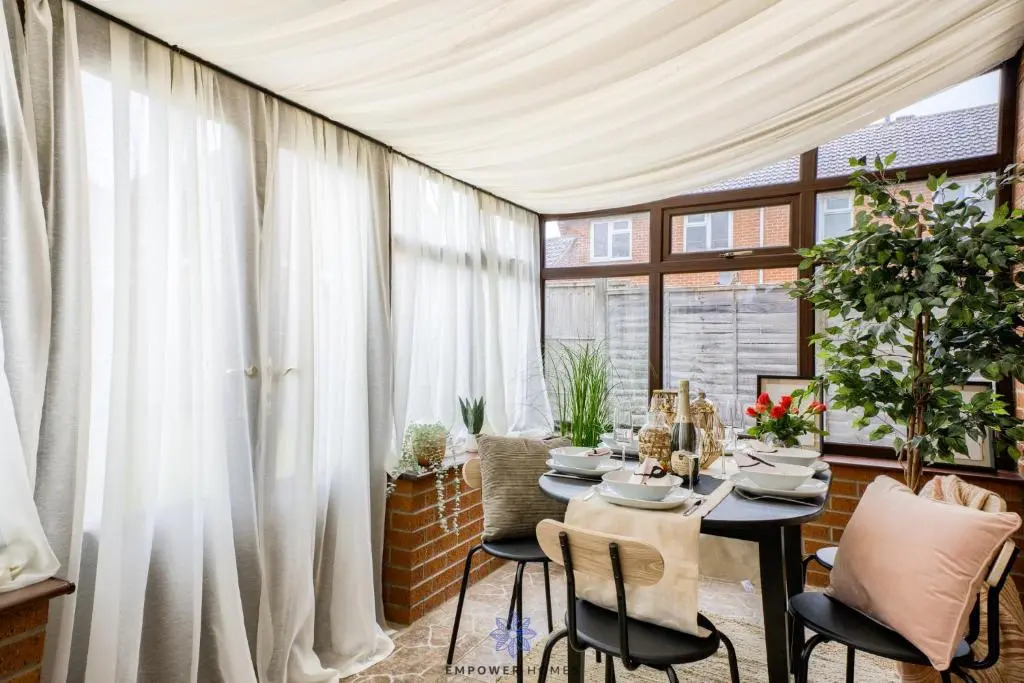 Coventry Beautiful House, University Hospital, M6 M69, Private Parking, Sleeps 6, by EMPOWER HOMES rates incl VAT