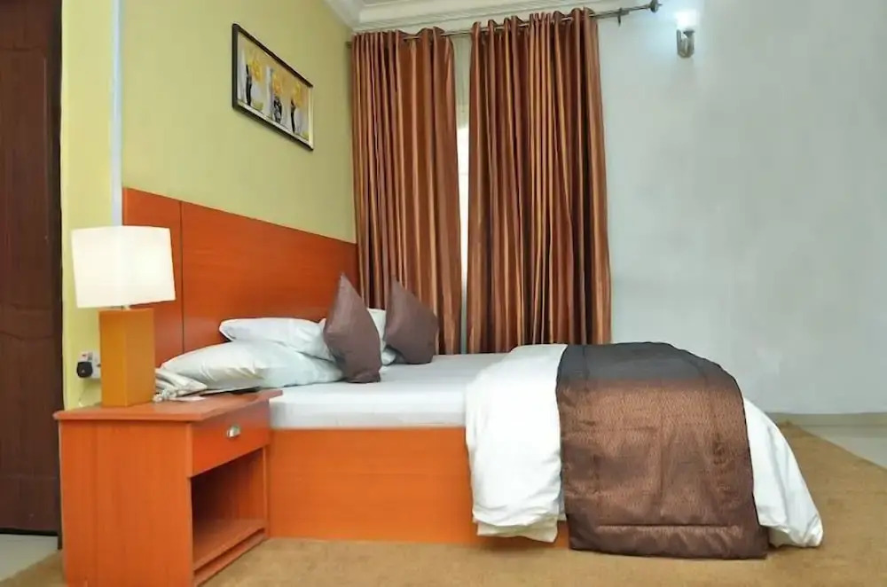 Royal Vantage Hotel and Suites