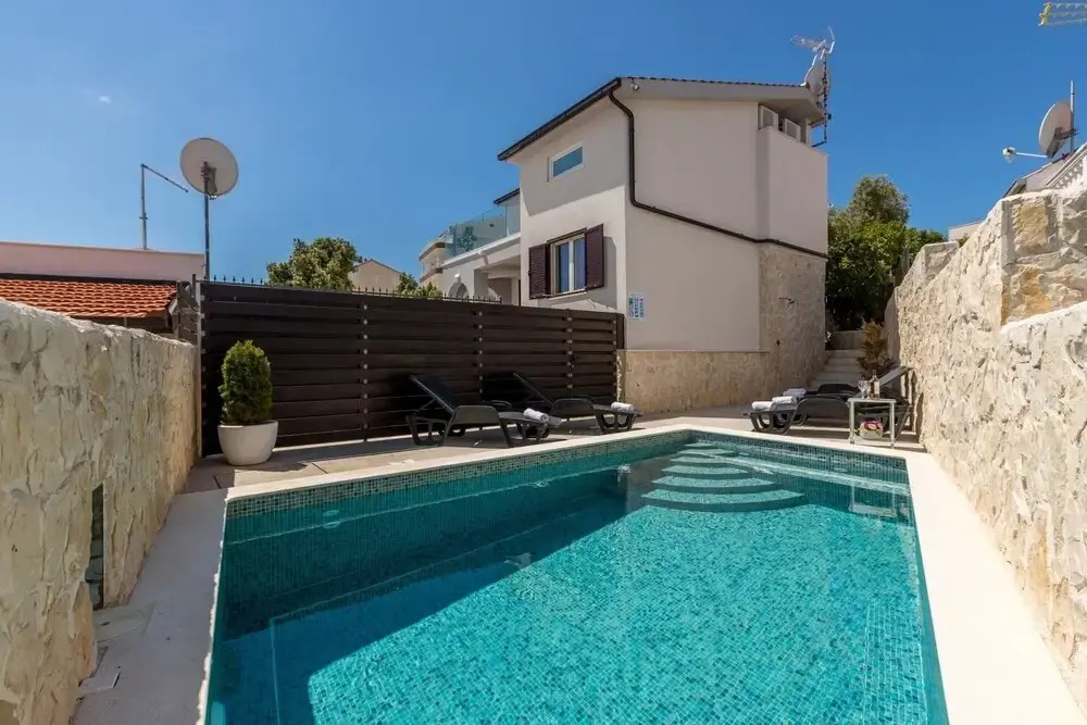 Goldie - 30 m From Beach - H