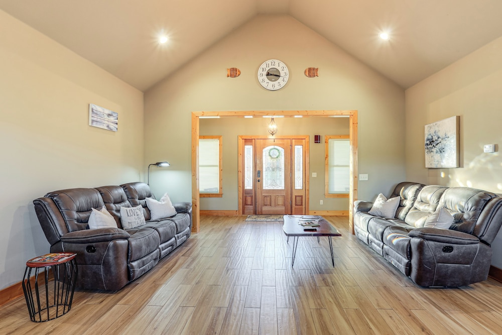 Fish the White River! Sleek Family Home in Flippin