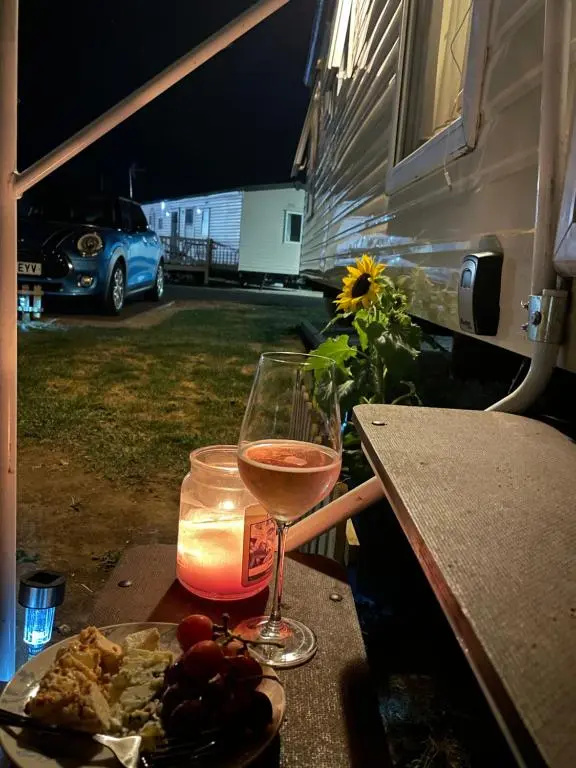 Caravan - Sleeps 10 - Pet Friendly - Parking