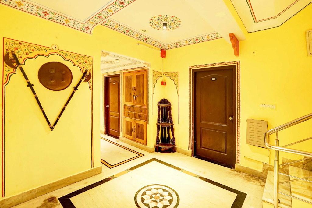 Townhouse Gangapole Amer Road